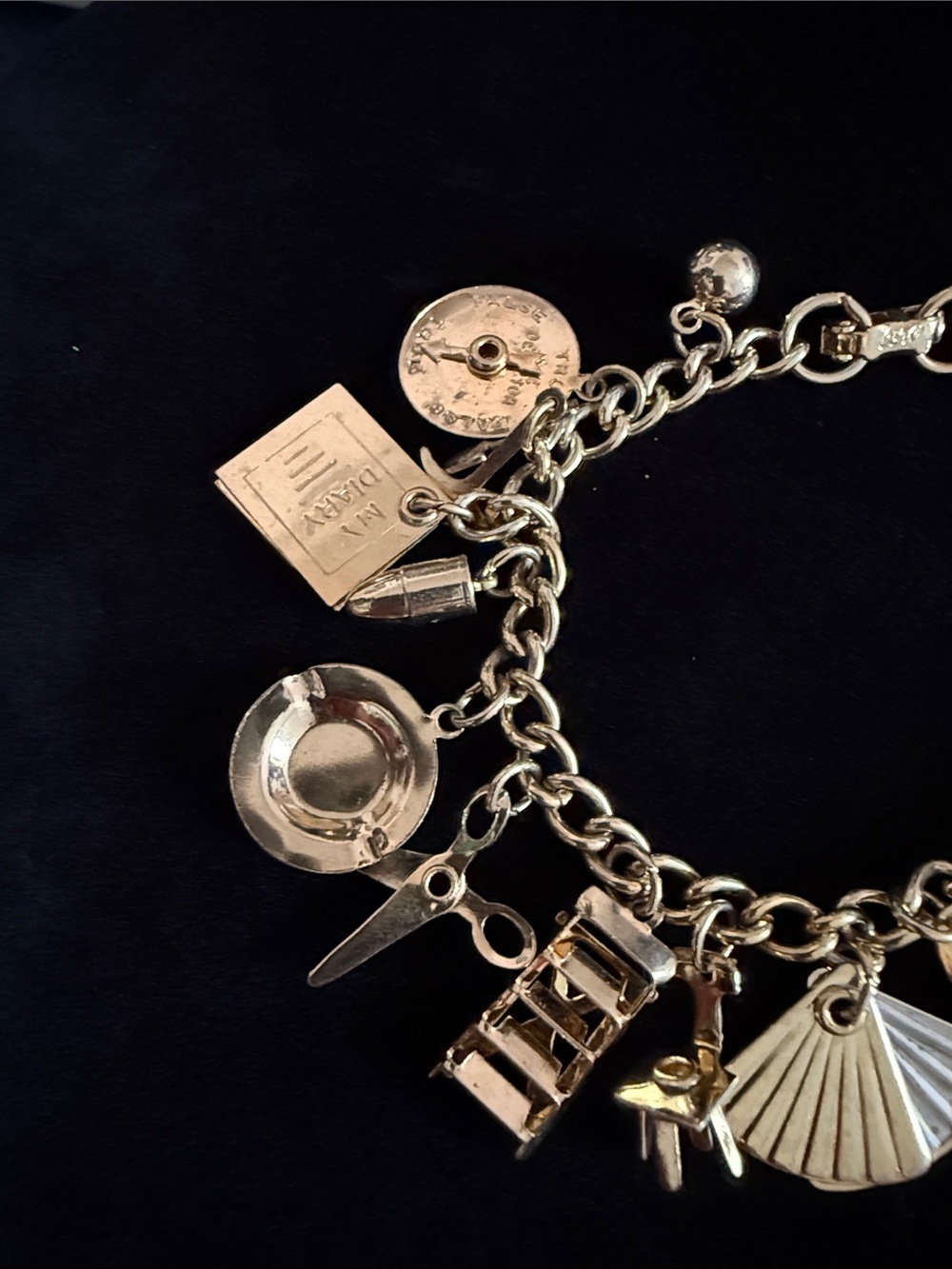 CORO excellent condition 18 Gold-Tone w/Charm Bracelet 1960’s collectible - Picture 3 of 16